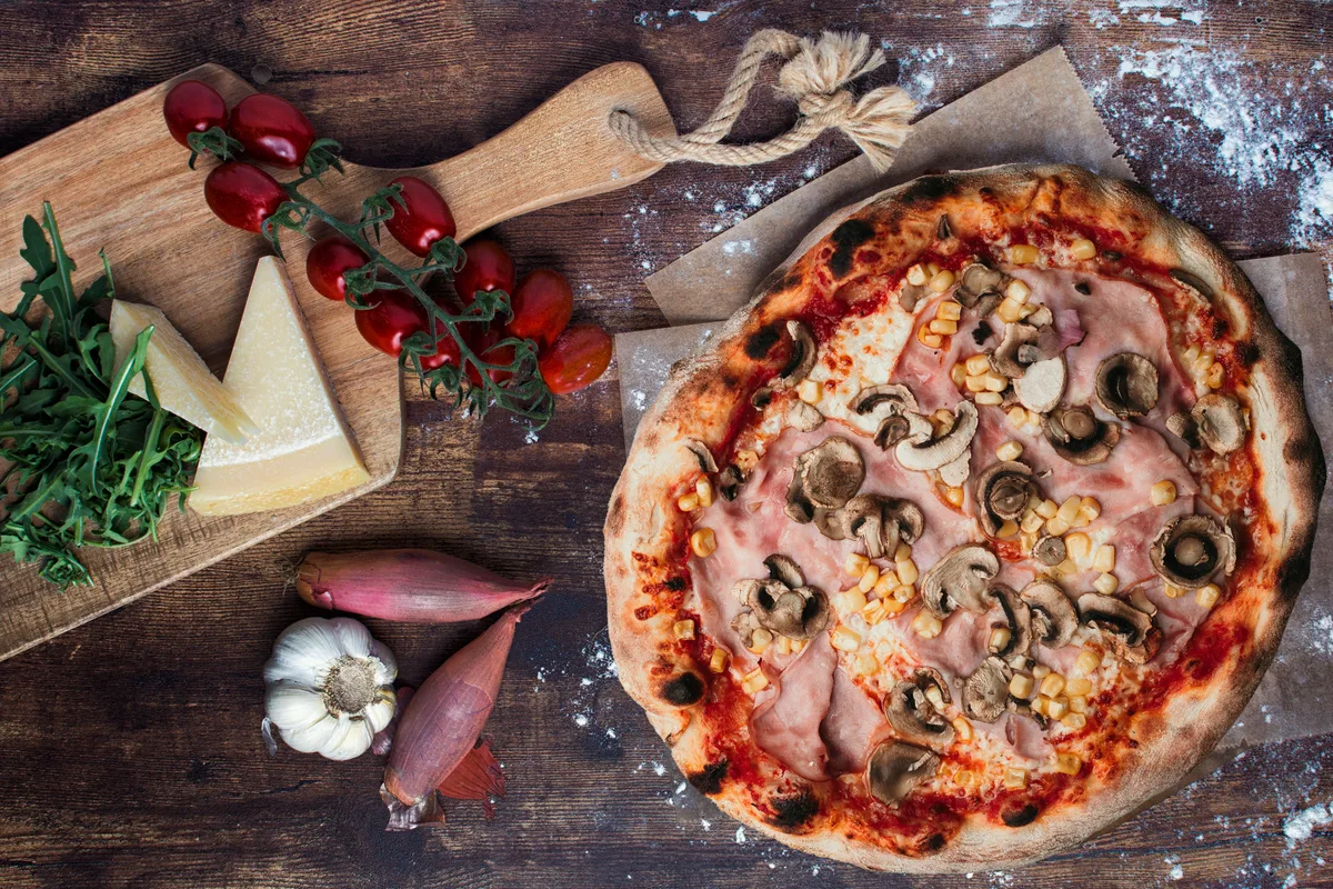 Sonka - gomba - kukorica pizza