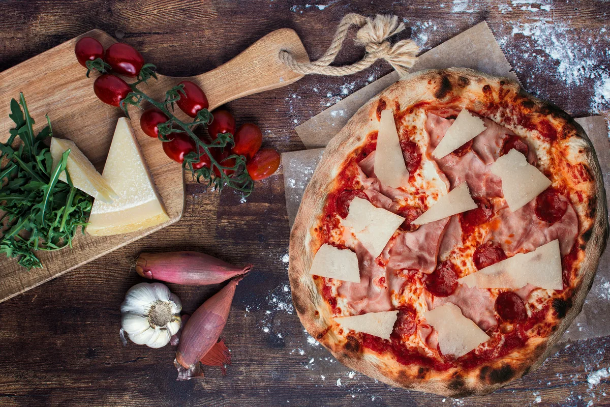 Sonka - pikáns szalámi - parmezán pizza