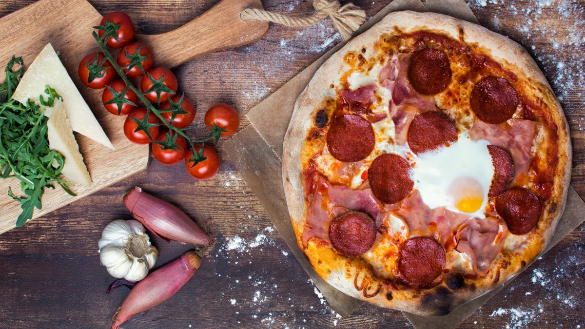 Sonka – szalámi – tojás pizza