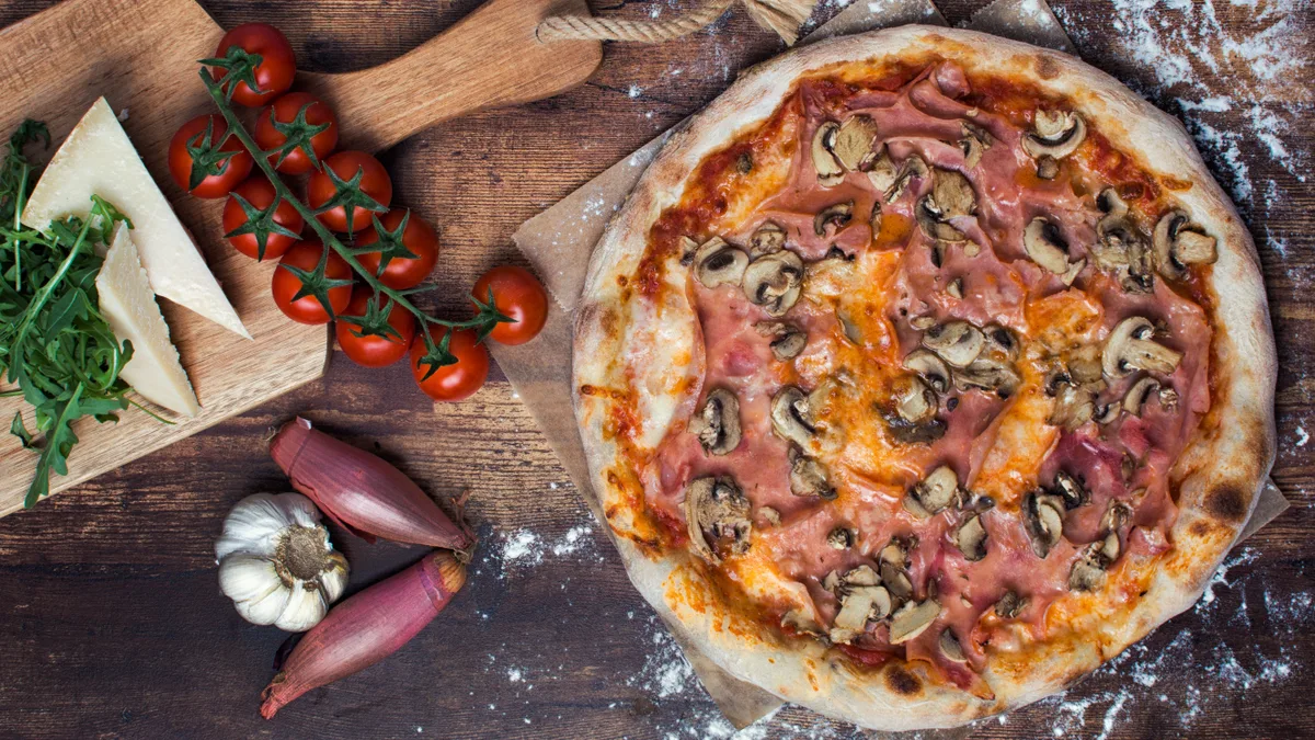 Sonkás-gombás pizza