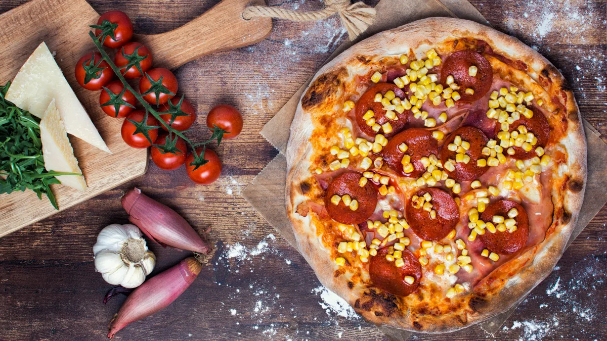 Sonkás – szalámi - kukorica pizza