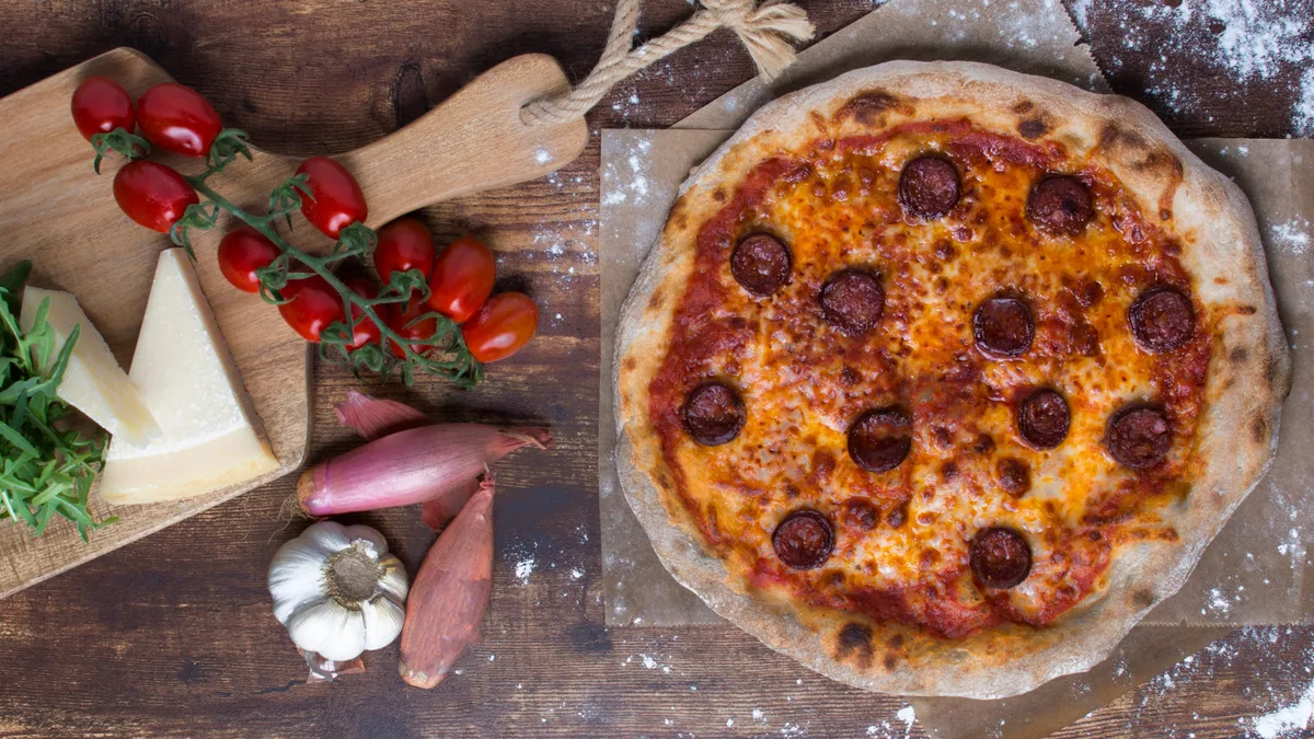 Szalámis pizza