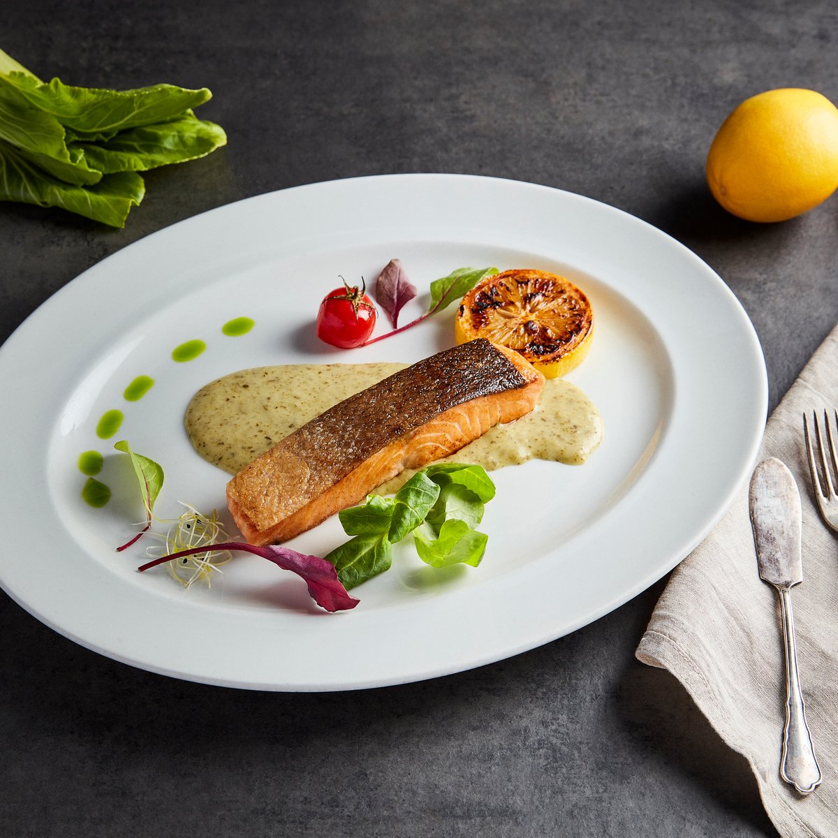 Lazacsteak roston, olívás-citrusos salátán