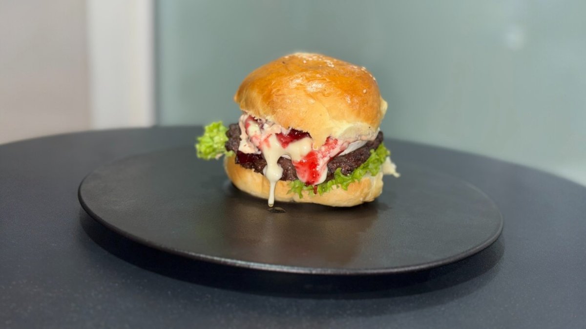 STREET Špeciál Hermelín Burger