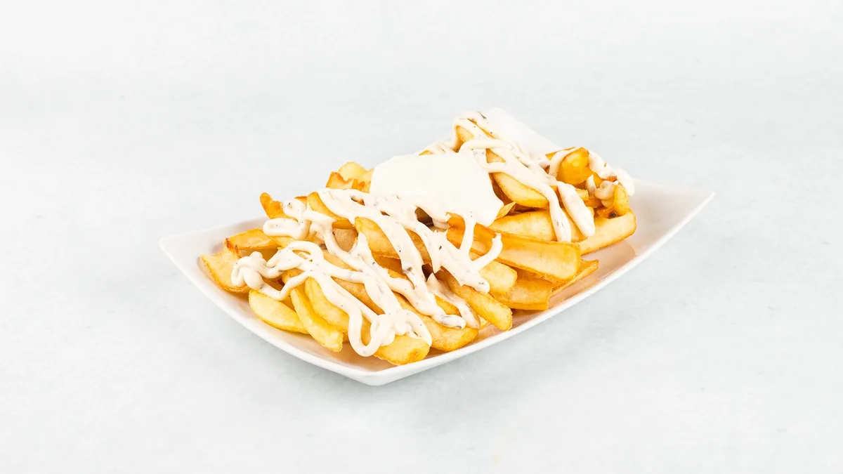 Domaći krumpirići s cheddar sirom i garlic mayo umakom