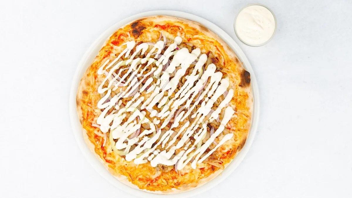 Kebab pizza in tatarska omaka