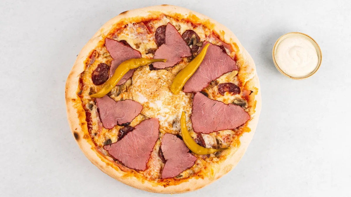 Krepka goveja pizza in tatarska omaka