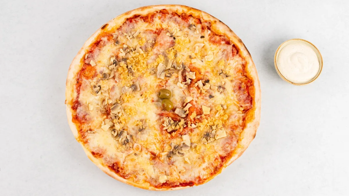 Pizza Antiskleroza in tatarska omaka
