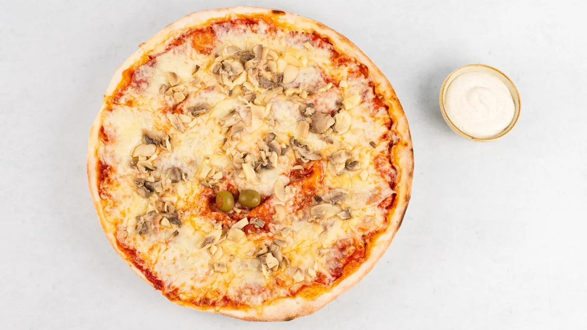 Pizza Klasika in tatarska omaka
