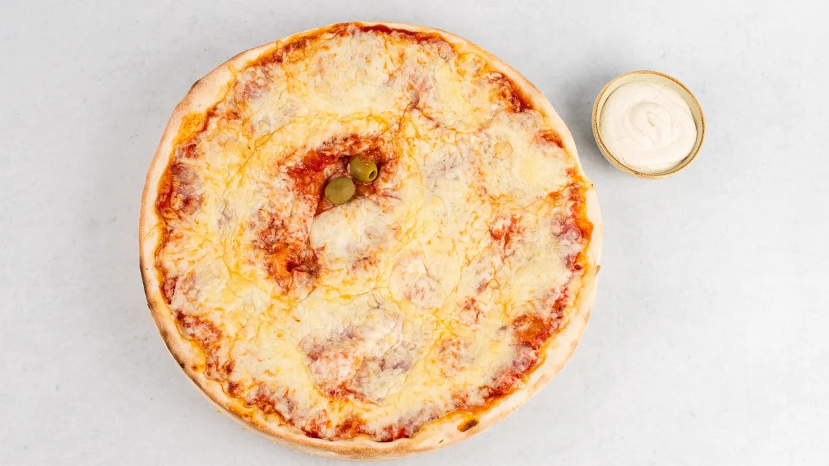 Pizza Margherita in tatarska omaka