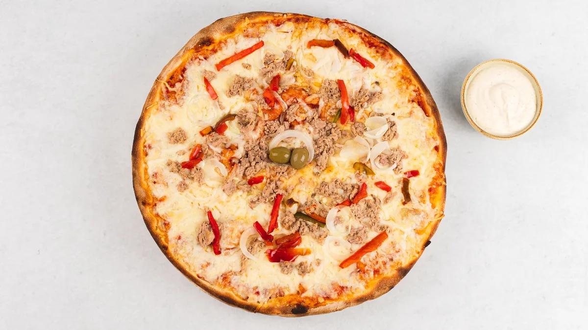 Pizza Tuna in tatarska omaka