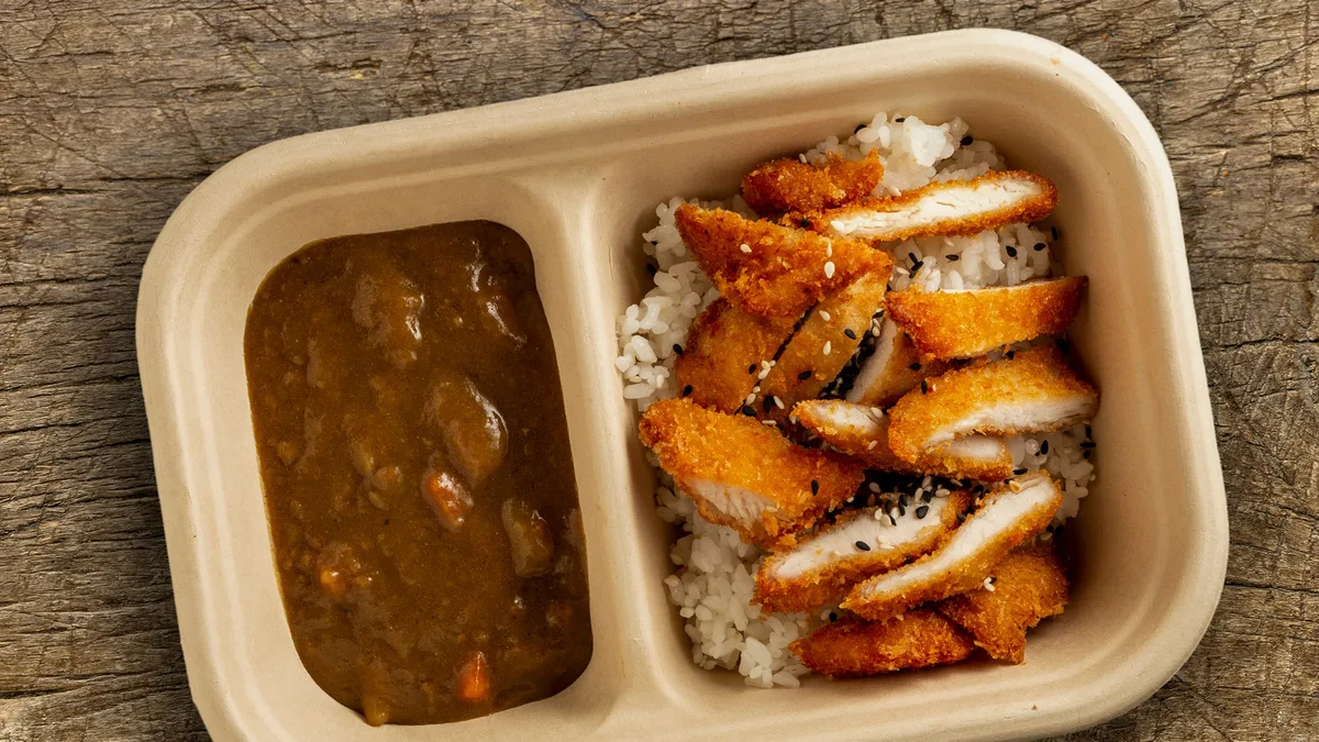Pankó morzsában sült csirkemell, japán curryvel és párolt rizzsel (enyhéncsípős)