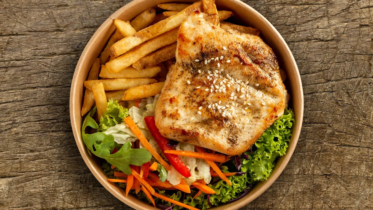 Roston sült csirkemellfilé friss vegyes salátával és választható körettel