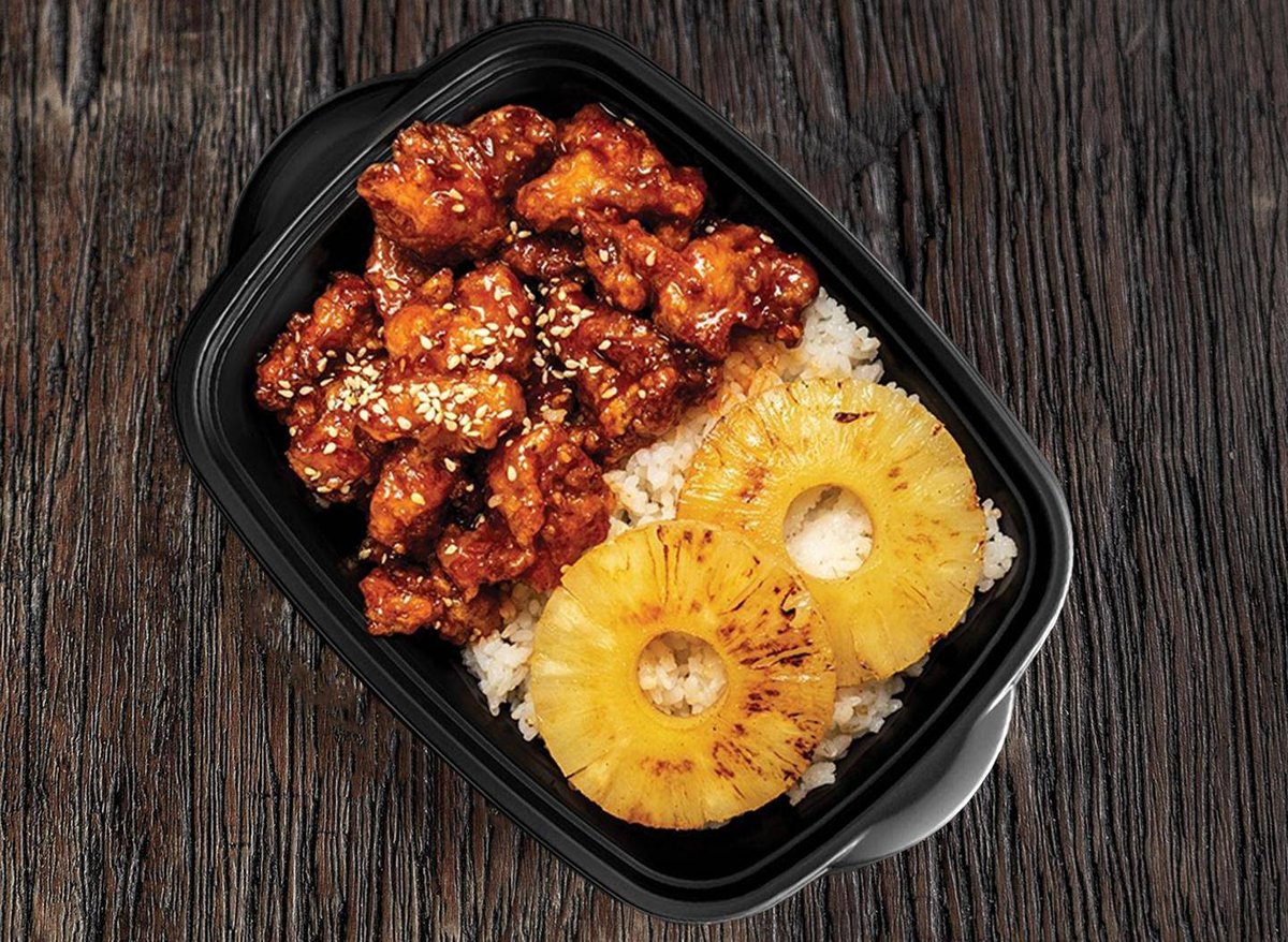 Édes chilis karage ananásszal és párolt rizzsel