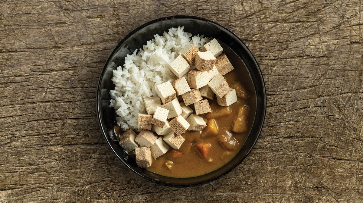 Füstölt tofu,  japán curryvel és párolt rizzsel (enyhén csípős)