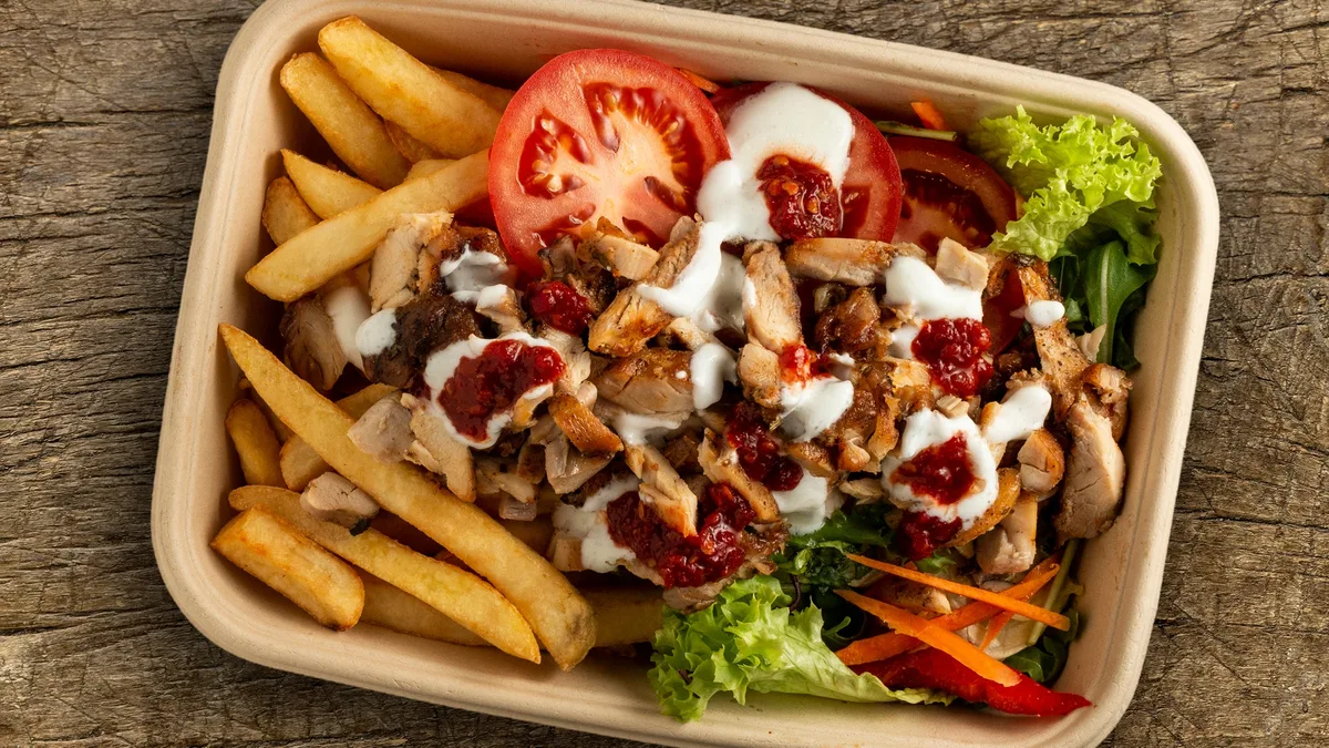 Gyros tál hasábbal és friss vegyes salátával