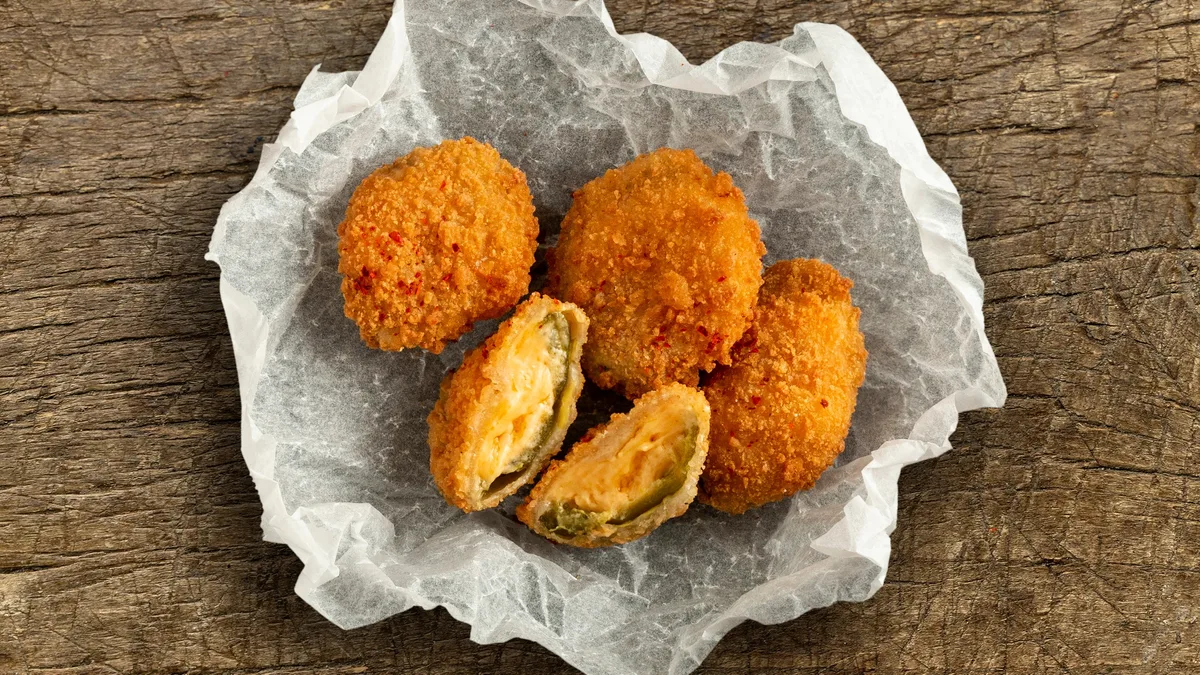 Jalapenoval töltött ropogós sajtfalatkák