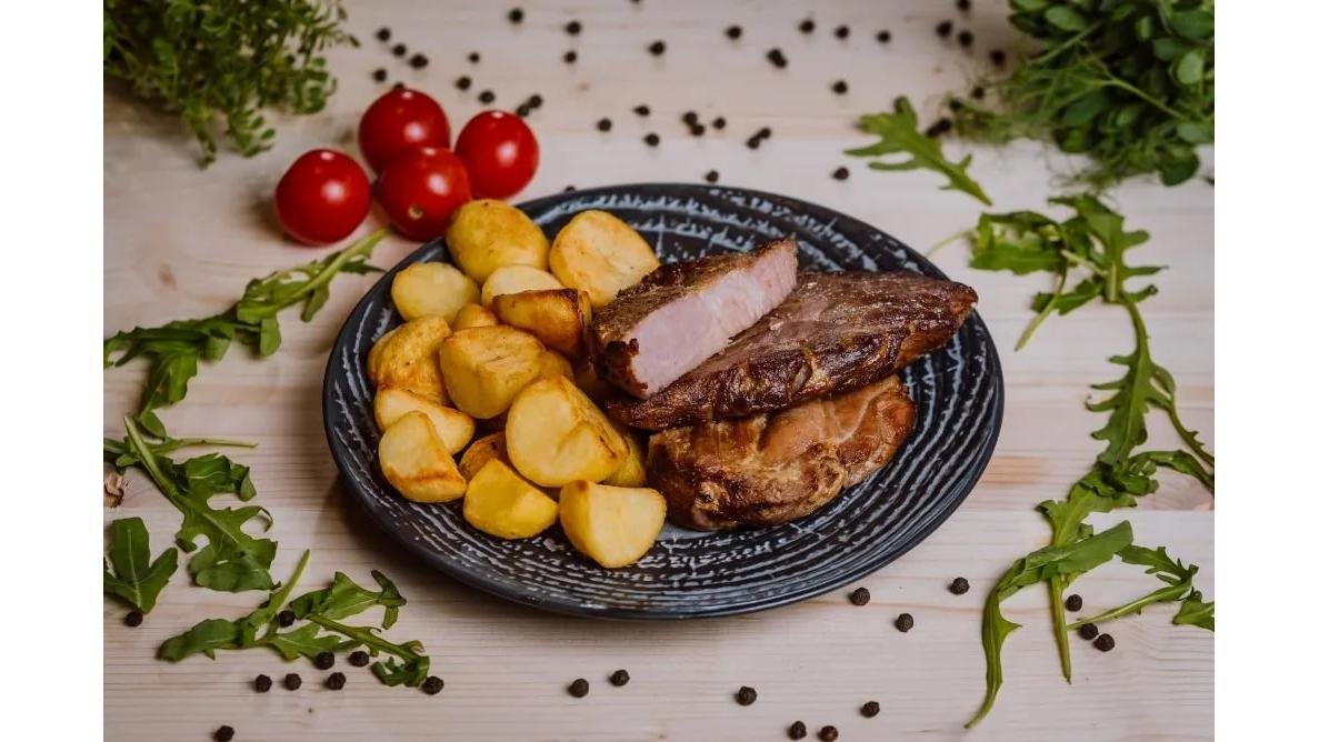 Meniu ceafă de porc marinata catrofi bravas