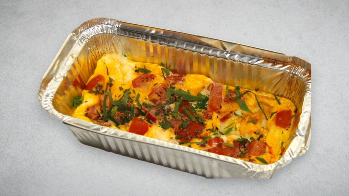 Omelet with tomatoes and mozzarella