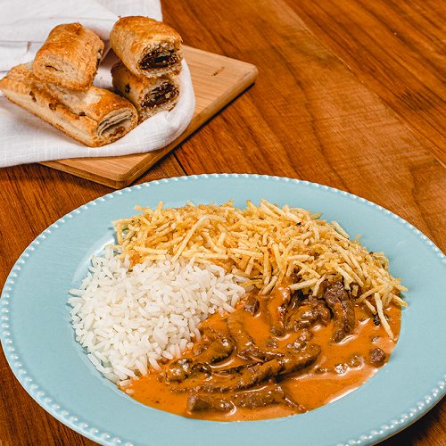 Strogonoff à Sua Escolha + Sobremesa