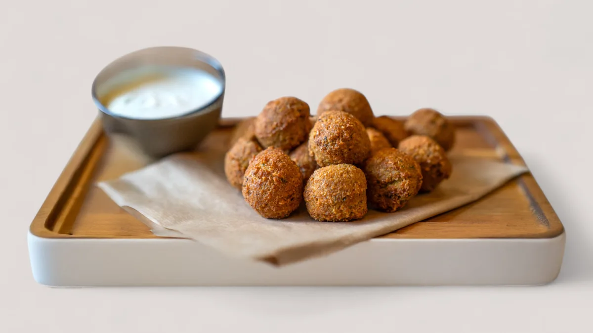 falafel komadi - 6 komada + pomfrit + piće