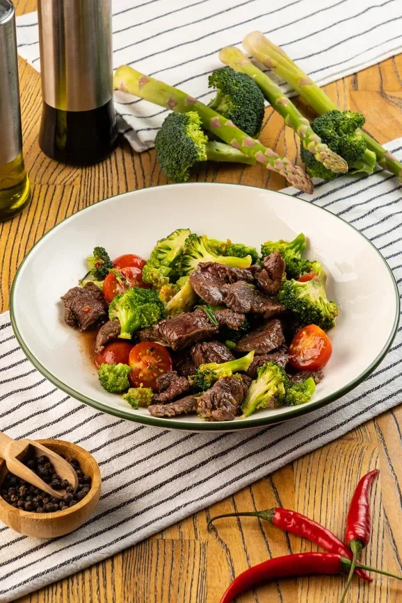 Beef tenderloin with broccoli in sweet and sour sauce
