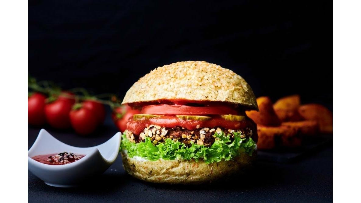 Barbecue Vegan Burger cu cartofi la cuptor