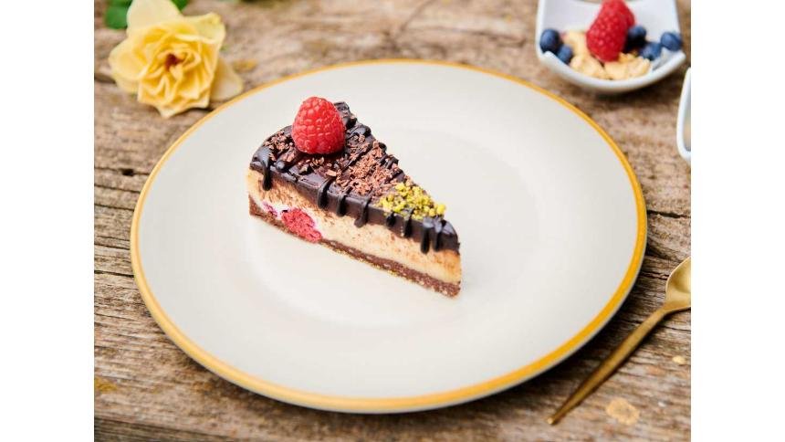 Tort Delight cu ciocolată albă, ciocolată neagră și zmeură