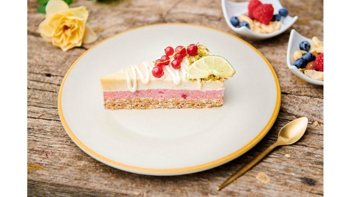 Tort raw-vegan cu coacăze și vanilie naturală