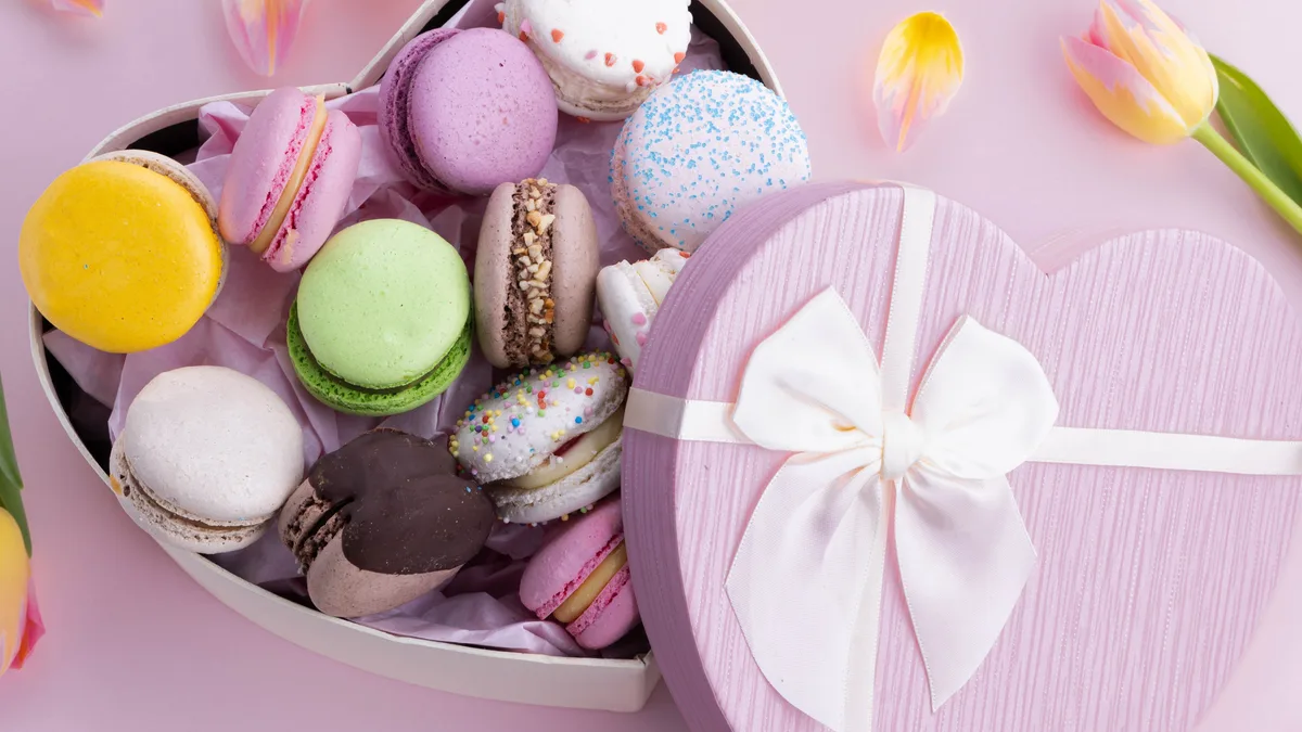 MASNIS SZÍV AJÁNDÉKDOBOZ 15 DB MACARONNAL