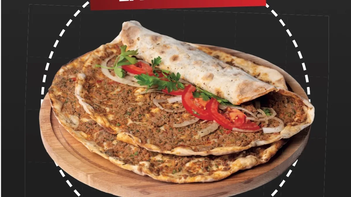 34. Lahmacun s kebabem a salátem, omáčka