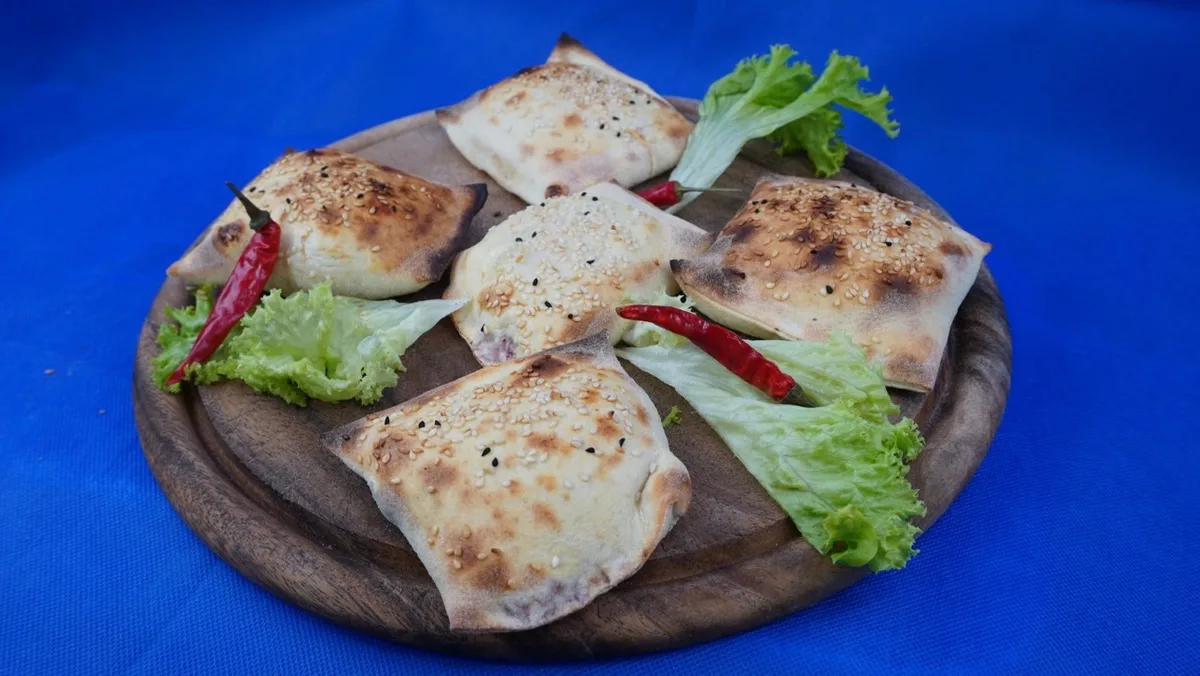 43. Pizza chléb plněný sýrem a kebabem, 6ks