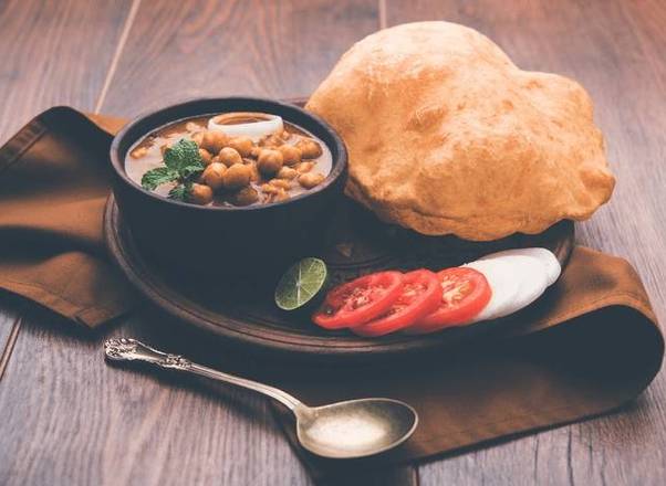 Chole Bhature (2 pcs)
