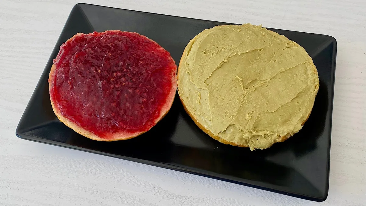 Pistaći i malina bagel