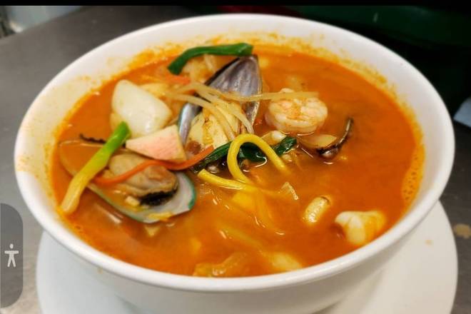Spicy Korean seafood Noodle soup (Jjamppong)