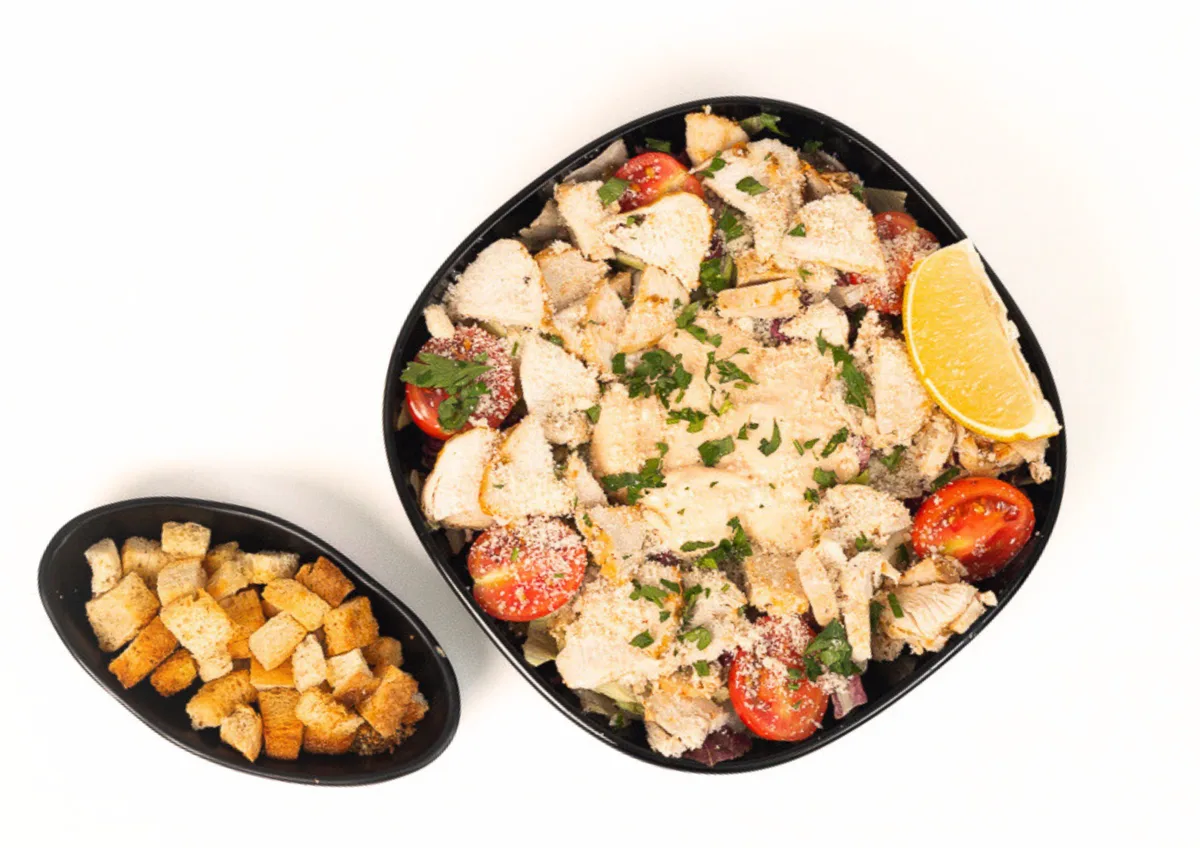 Salată cu pui condimentat, la cuptor (crutoane incluse)