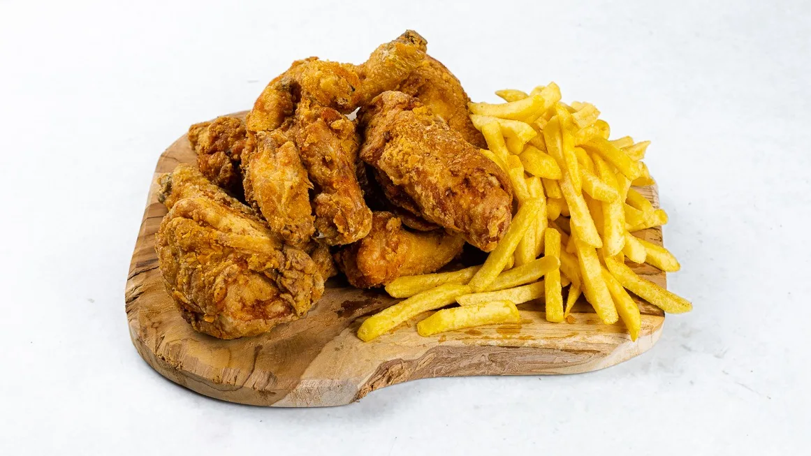 Cel piščanec (1 kg) in 2x pomfri