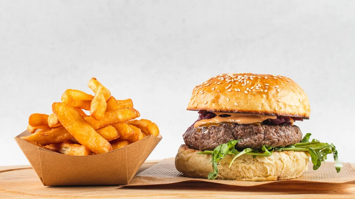 Šefov burger in pomfri