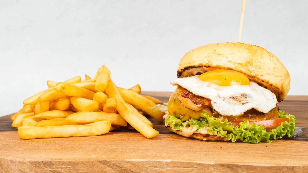 Jajčkov burger in pomfri