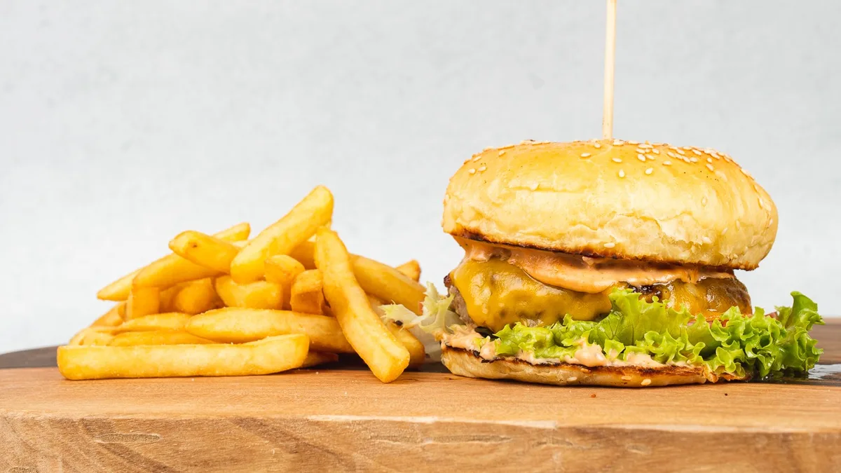 Klasik burger in pomfri