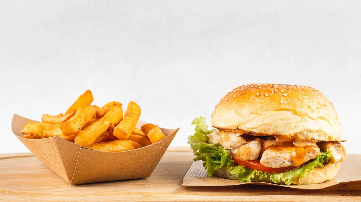 Piščančji burger in pomfri