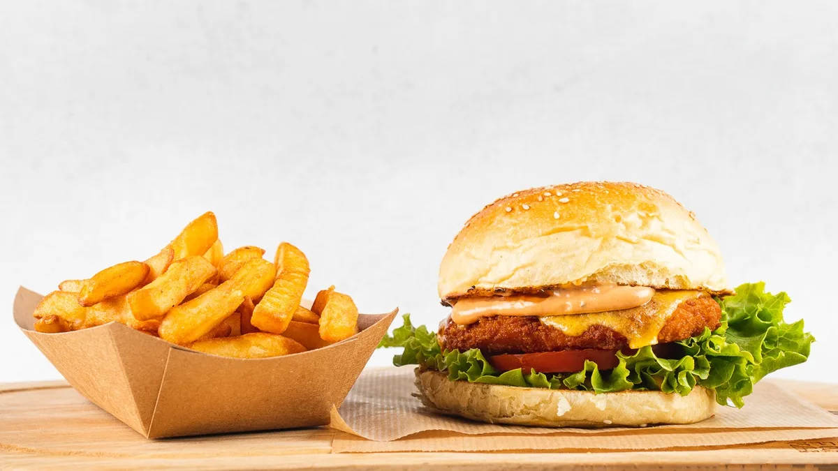 Pohanček burger in pomfri