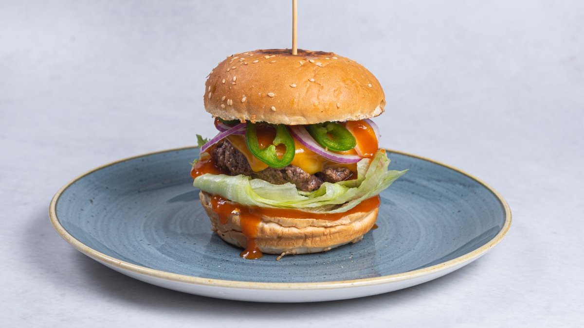 Hot burger sa slaninom i jalapeno parikom
