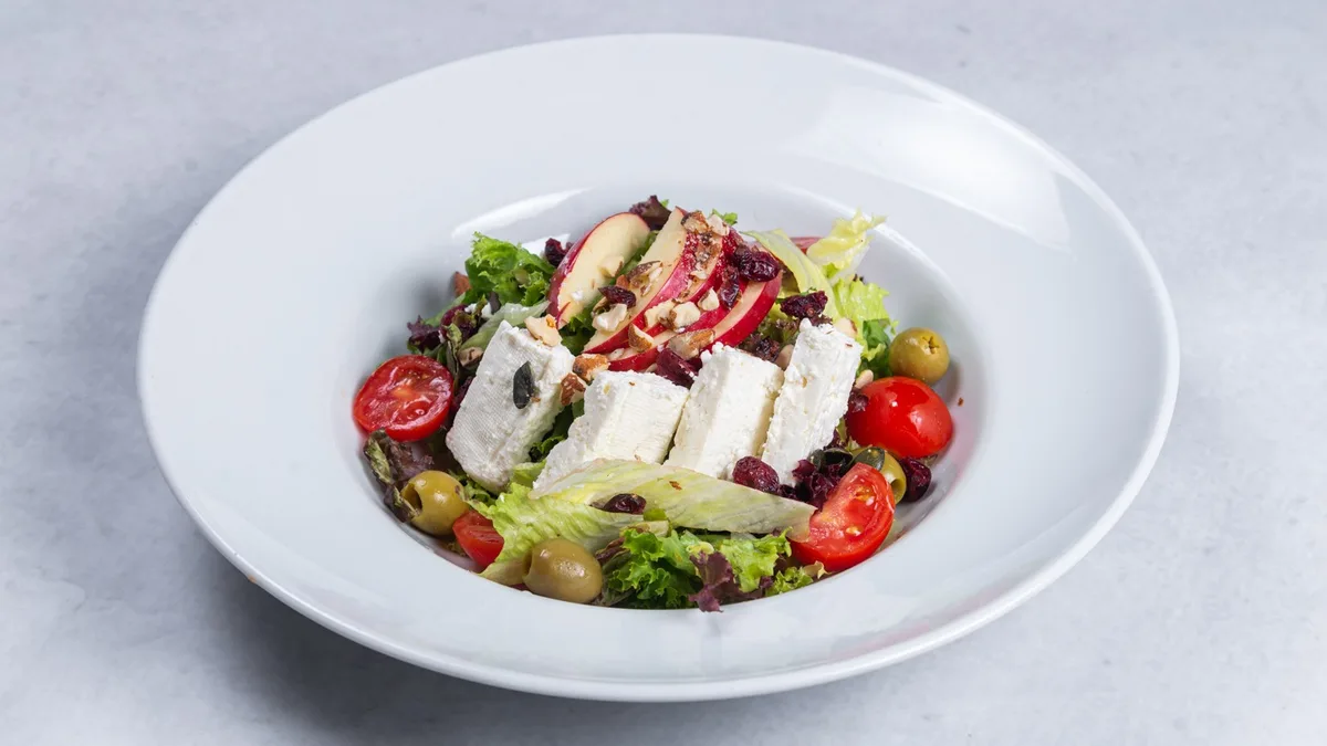 Salata sa kozjim sirom