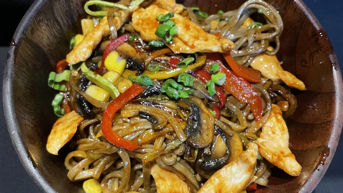 Yaki Soba Toyuq ilə