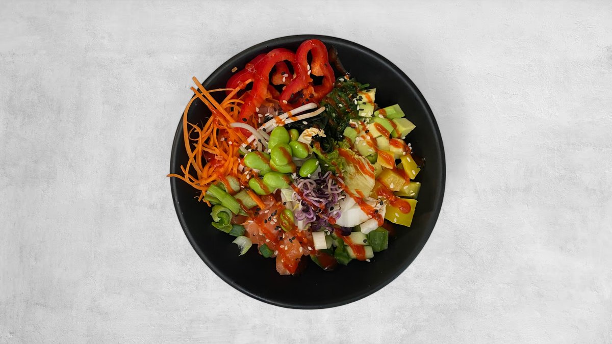 Poké Bowl Spicey Salmon rizstészta alappal