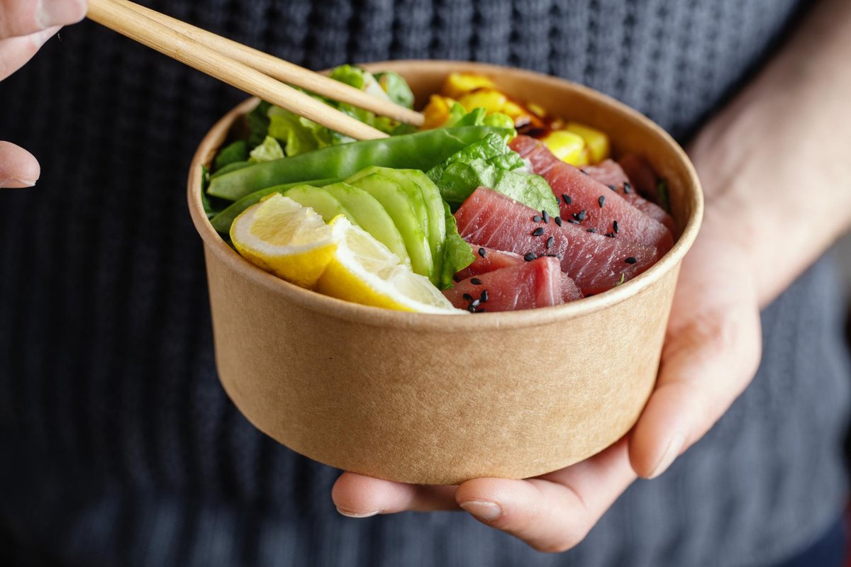 Poké Bowl Spicey Tuna rizstészta alappal