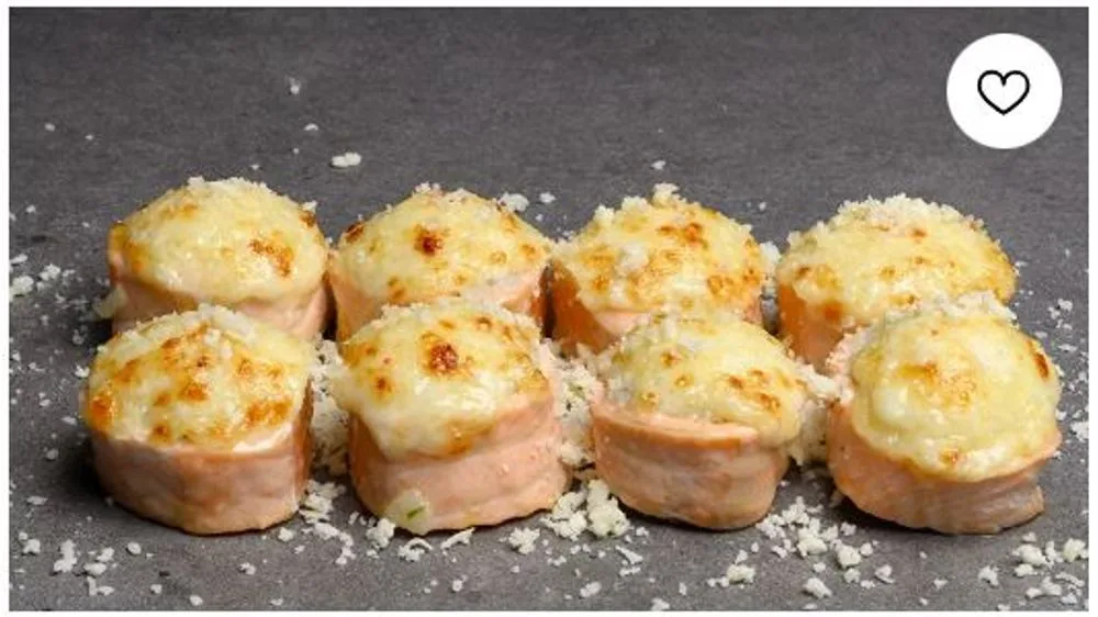 Zapiekany Roll w łososie z parmezanem (8 sztuk)