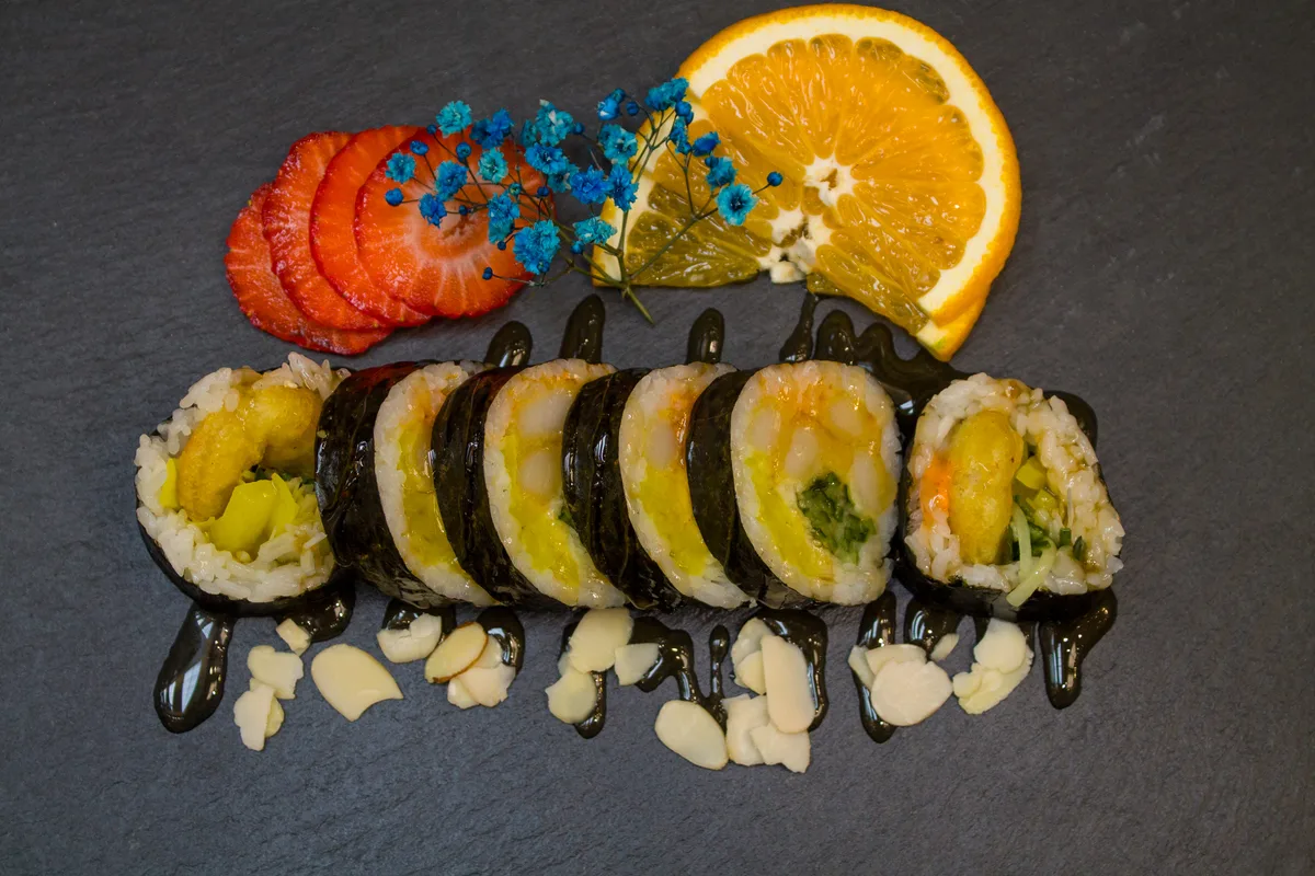Futomaki z kalmarem z tempurze, sosem kobe i nitkami chilli