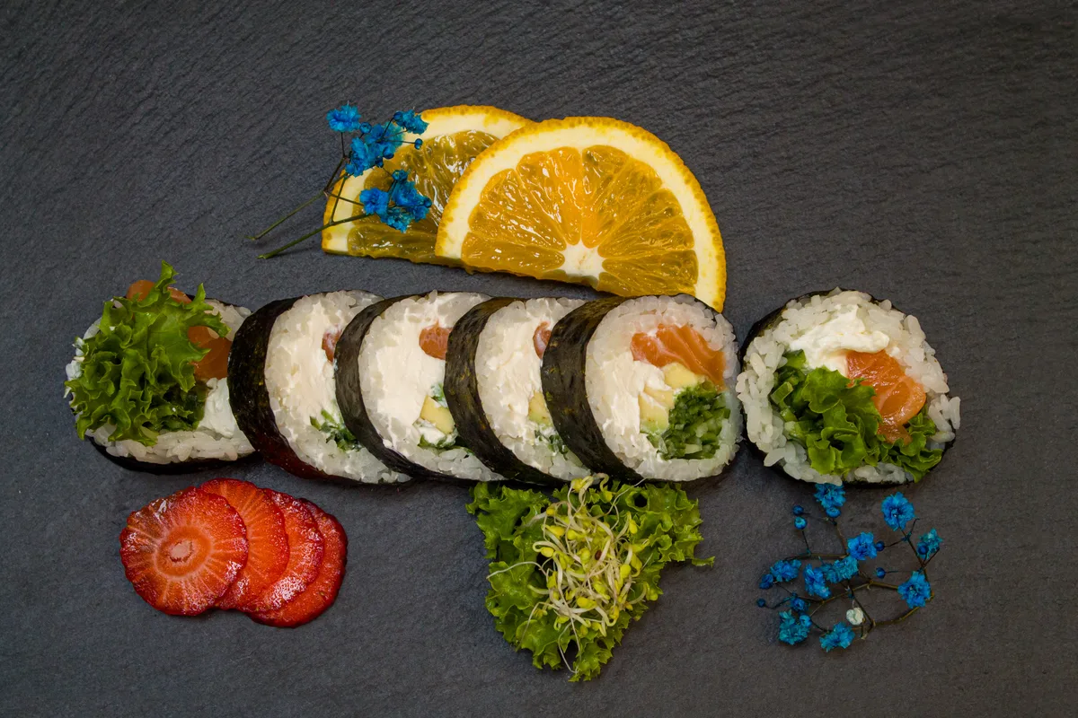 Futomaki z Philadelphią, łososiem i awokado